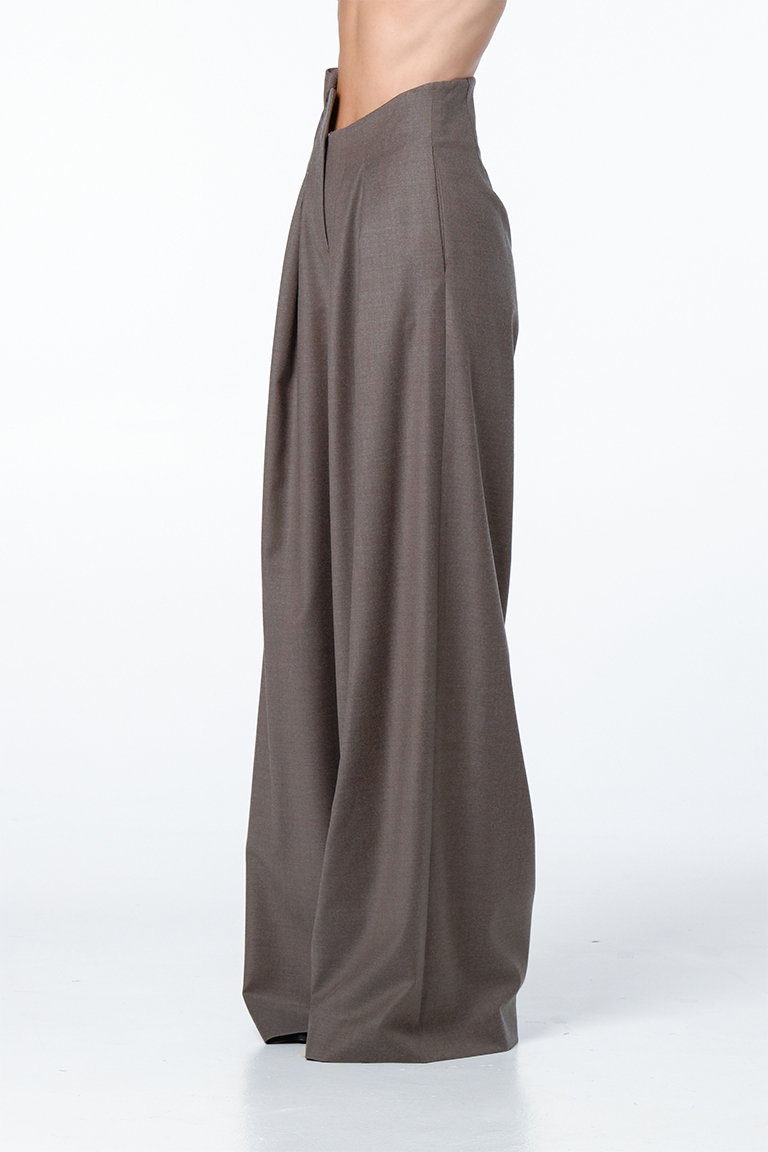 Asymmetric pants in wool