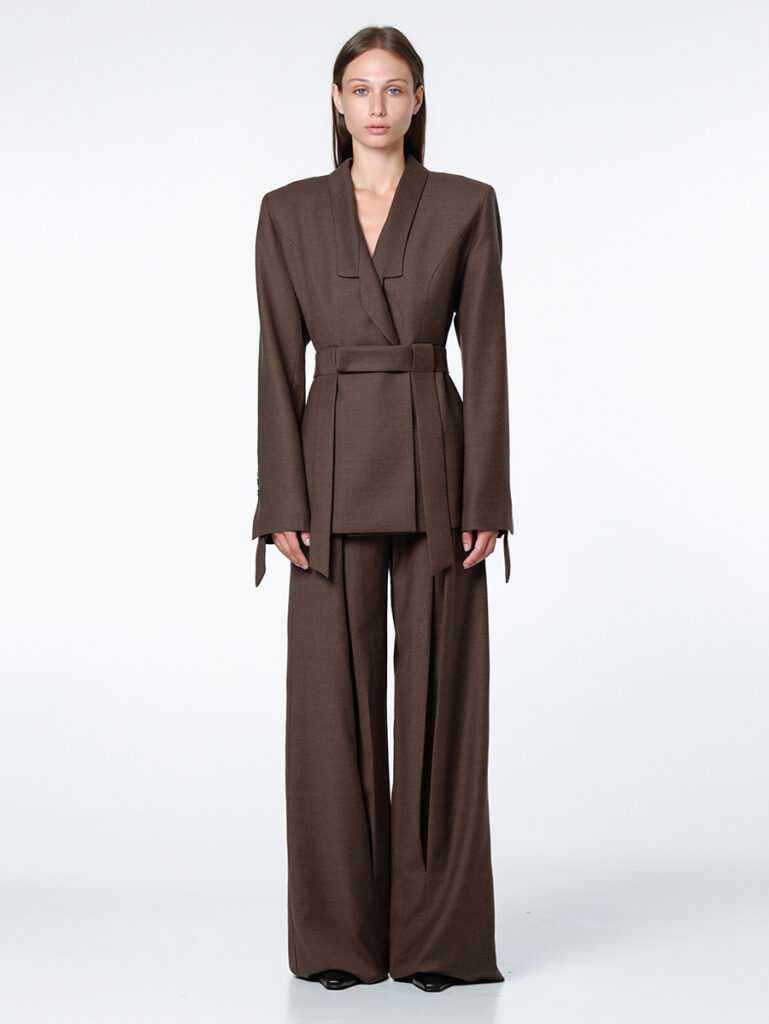 Strapped suit in wool