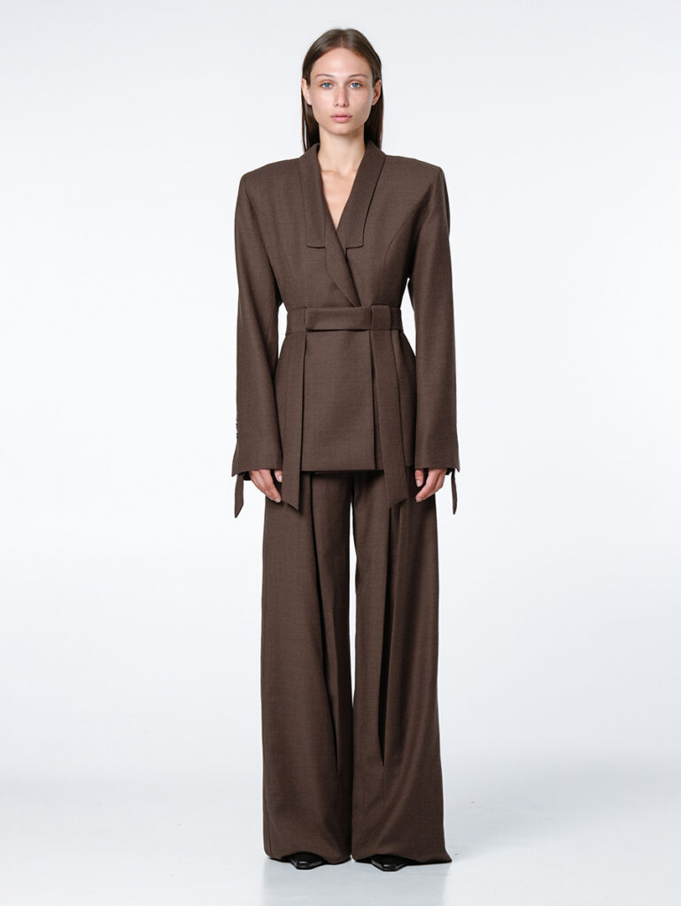 Strapped suit in wool