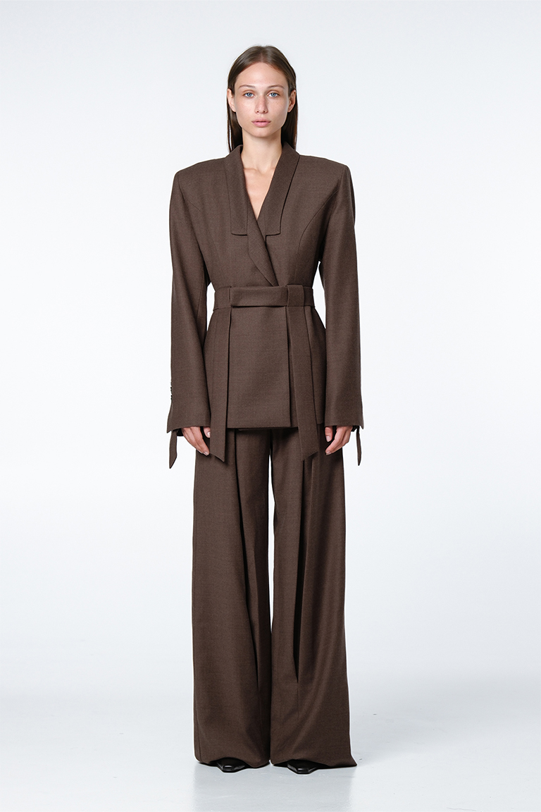 Strapped suit in wool