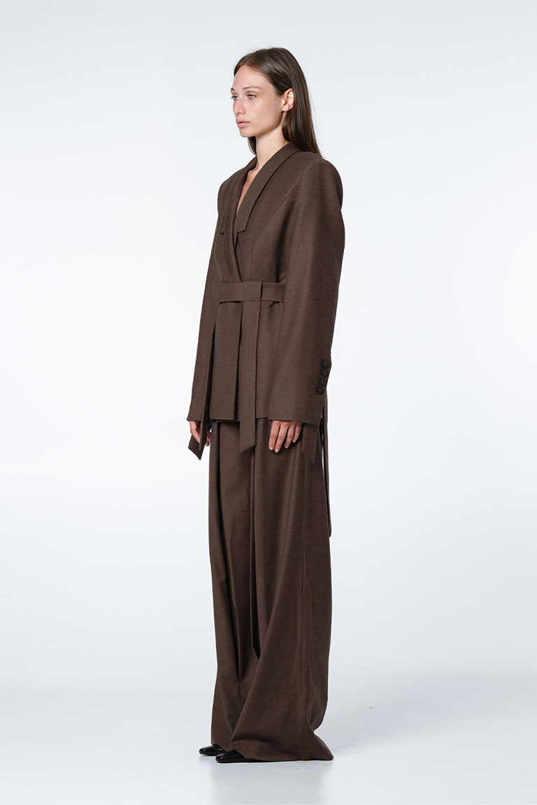 Strapped suit in wool