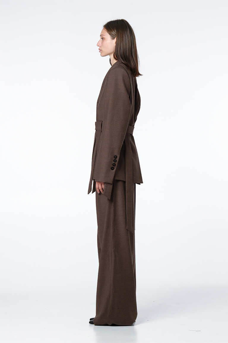 Strapped suit in wool