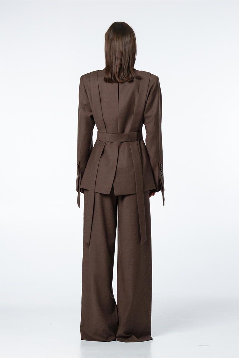 Strapped suit in wool