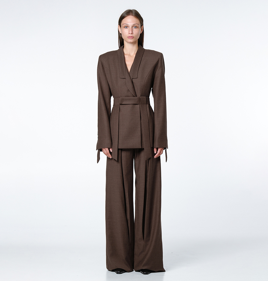 Strapped suit in wool