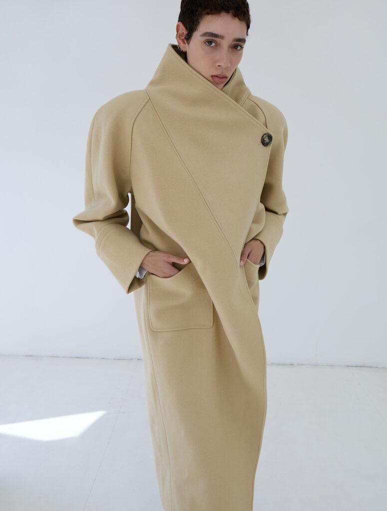 Long asymmetric coat / beige